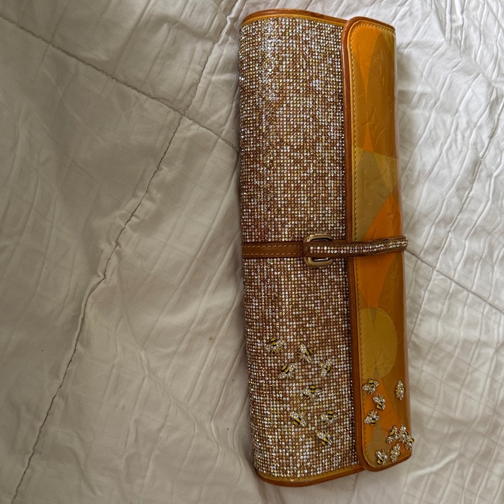 Louis Vuitton Vernis Fleurs Pochette clutch embellished with bees and righstones